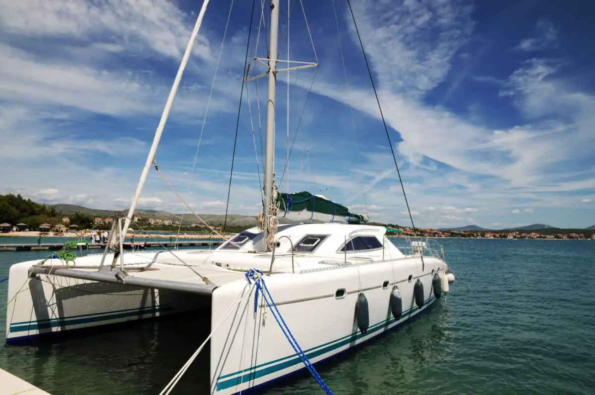 difference between a yacht and pontoon boat