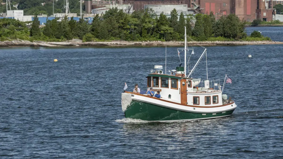 difference trawler and yacht