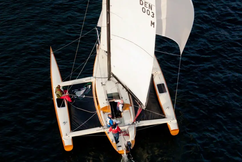 trimaran sailing dinghy